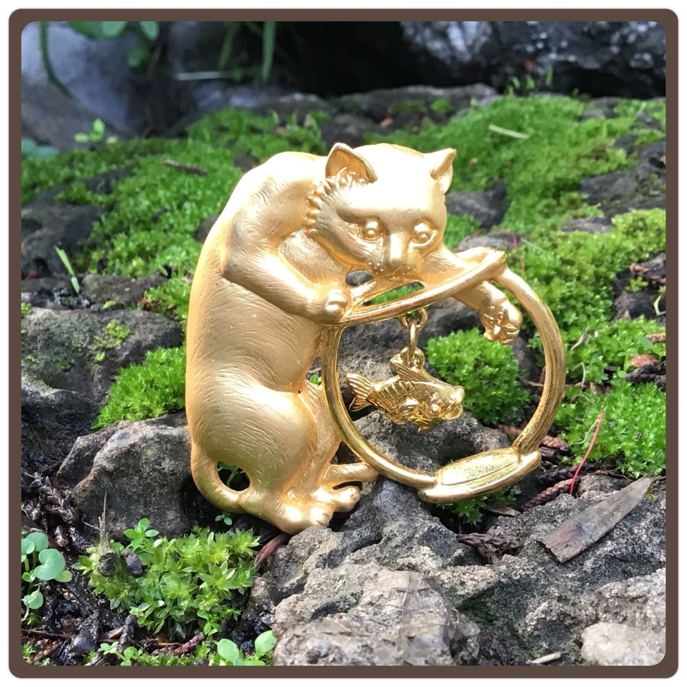 JJ Jonette cat with dangling fish pin